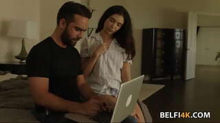 Ɣ�荡的黑妞需要一个大的阴茎拉伸她的阴部