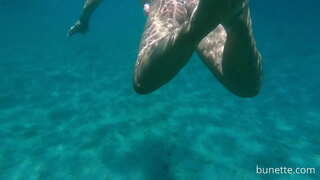 Плува с моята аналната тапа в океана