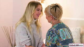 Big tits milf Arsch geleckt, andeems Si eng kleng Titten Lesben babe