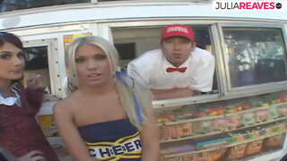 גלידה המוכר עושה שלישיה זין שלו הגלידה ואן