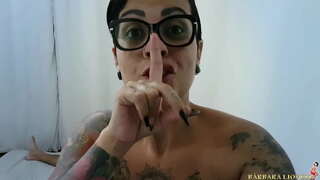 Зан просыпается ҷияни, ва танҳо, ки капает бо шир