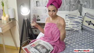 Big boobed latina cougar Mama Reiten op Hir Stiefsöhne Schwanz