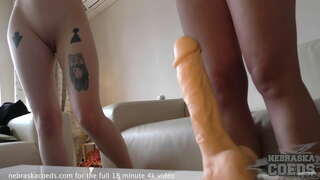 Hazing anak ayam mencoba berbeda dengan dildo untuk melihat seberapa besar adalah terlalu besar