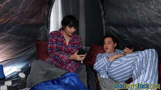 Грудастая пума трахаецца з коротышками ў трыо, пакуль не канчае