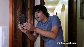 Дилдо во туш, длабоко анален на каучот