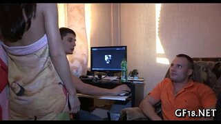 Ganska tonåring flicka står doggy mode