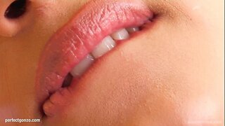 Lena se presenta a sí misma frente por masturbándose con los dedos y el consolador en darme Rosa