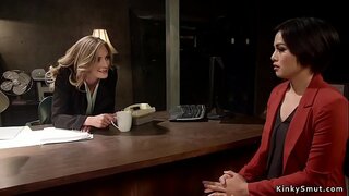 Blonde lesbian anal fucks brunette vize-Offizéier mat Riemen op Hahn