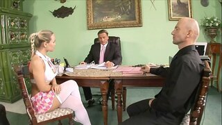 Due cornea insegnanti punire naughty college babe Mia Leone con grandi juggs