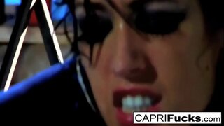 ¡La morena se la follan