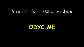 Admirinda bruna bombo Mila prenas marteladis de malantaŭ