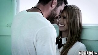 Sexy babe gesaugt grousse haarder penis