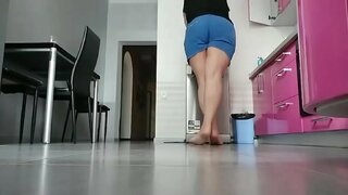 Mamá jugando en la cocina. Coño muy caliente y húmedo