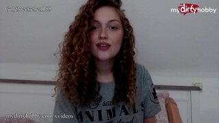 Gorąca niemiecka amatorskie laska używa gruby wibrator, aby rozciągnąć swoją ciasną cipkę i głośno jęczy, dopóki nie spuści