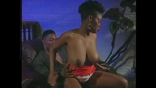 ʲ�은 사람을 감싸고 털이 음부 흑인 아가씨와 새끼 강아지는 그녀의 스타일에 의자