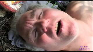 Ang slut nakakita sa duha ka mga tigulang nga mga lalaki gangbang sa hawan nga kaumahan ug miduyog kanila